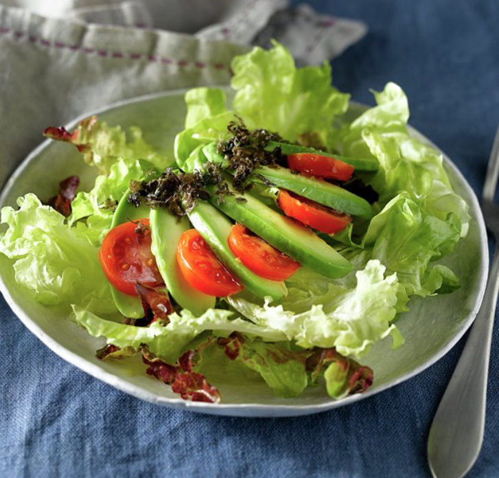 Ensalada de aguacate, hojas verdes y alga nori conTajine de pescado  al horno con verduras y patata